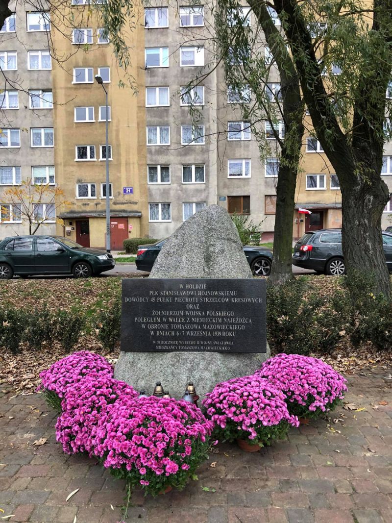 Powiatowe Centrum Animacji Społecznej złożyło kwiaty w miejscach pamięci w powiecie tomaszowskim