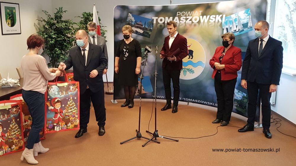 Powiatowy Mikołaj obdarował dzieci w szpitalu i domach dziecka