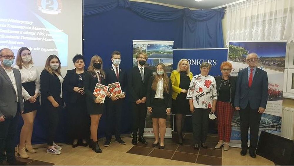 Na zdjęciu: od prawej – Antoni Smolarek, Ewa Kotela, przedstawiciele Towarzystwa Przyjaciół Tomaszowa Mazowieckiego, Elżbieta Łojszczyk – członek Zarządu Powiatu Tomaszowskiego, Izabela Śliwińska – Wiceprezydent Tomaszowa Mazowieckiego, czworo laureatów V edycji Konkursu ,,Moje Miasto – Historia Tomaszowa Mazowieckiego”, organizowanego w Zespole Szkół Ponadpodstawowych nr 2 w Tomaszowie Mazowieckim, Renata Kasiewicz – pomysłodawca i organizator konkursu, dwoje laureatów Konkursu i Jacek Bartosik – dyrektor ZP nr 2 ROZSTRZYGNIĘCIE V EDYCJI KONKURSU HISTORYCZNEGO: MOJE MIASTO – HISTORIA TOMASZOWA MAZOWIECKIEGO
