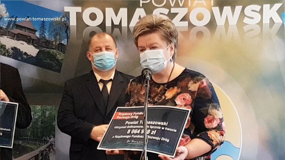 Na zdjęciu: od lewej: Mariusz Węgrzynowski – Starosta Powiatu Tomaszowskiego, Wacława Bąk – Przewodnicząca Rady Powiatu Tomaszowskiego, podczas konferencji prasowej, która odbyła się 23 kwietnia 2021 roku, w sali konferencyjnej Starostwa Powiatowego w Tomaszowie Mazowieckim, dotycząca pozyskanych środków finansowych w kwocie 8 064 968 złotych z rządowego Funduszu Rozwoju Dróg