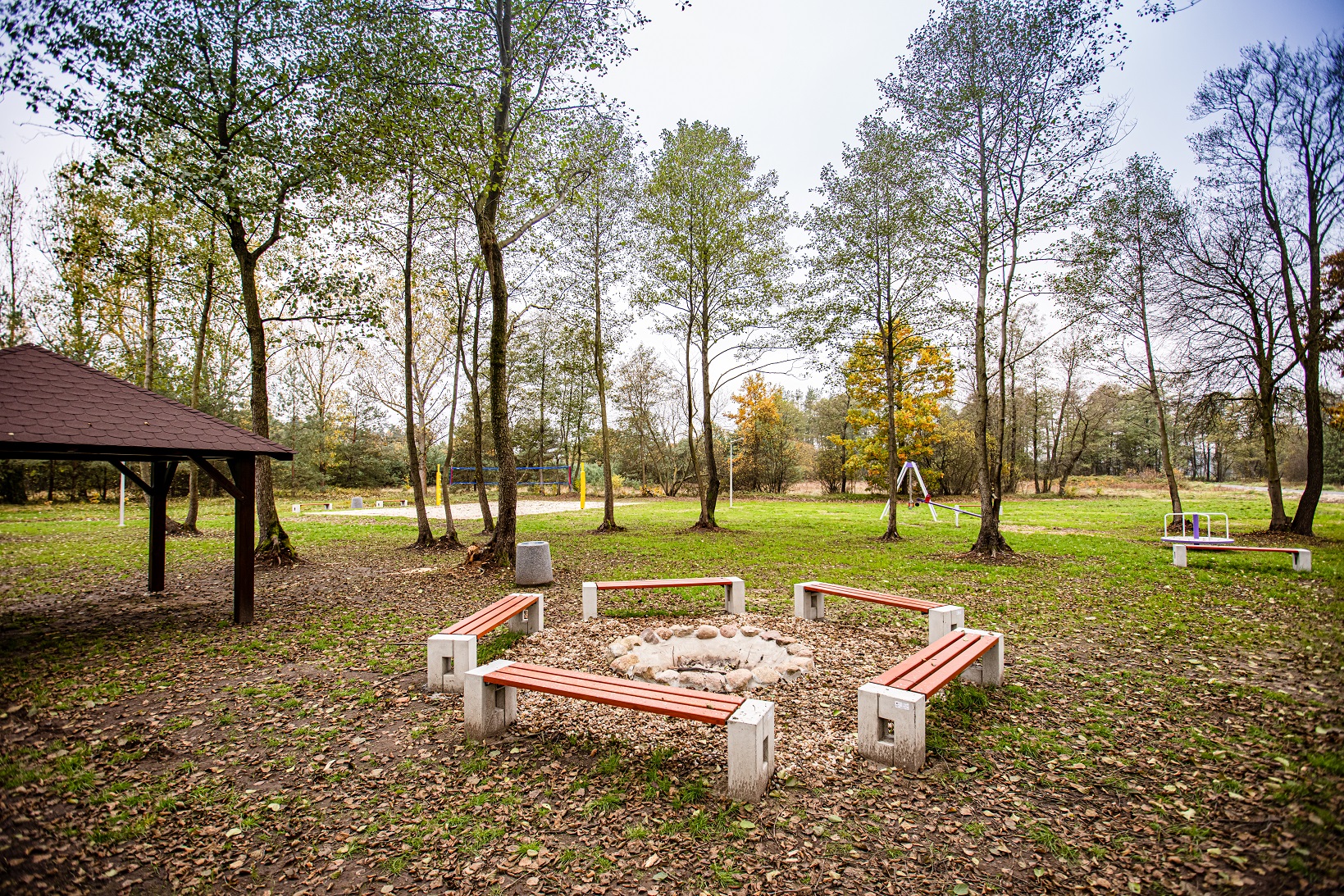 Altana i krąg ogniskowy na przystani w Grotowicach