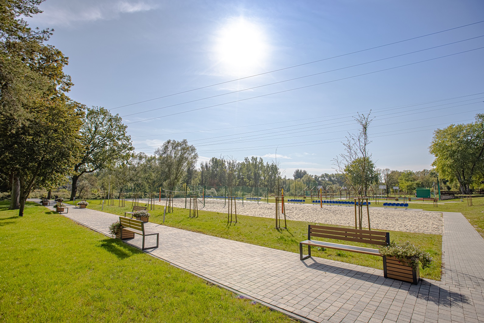 Ławki, ścieżka spacerowa i boisko do siatkówki plażowej na przystani w Tomaszowie Mazowieckim