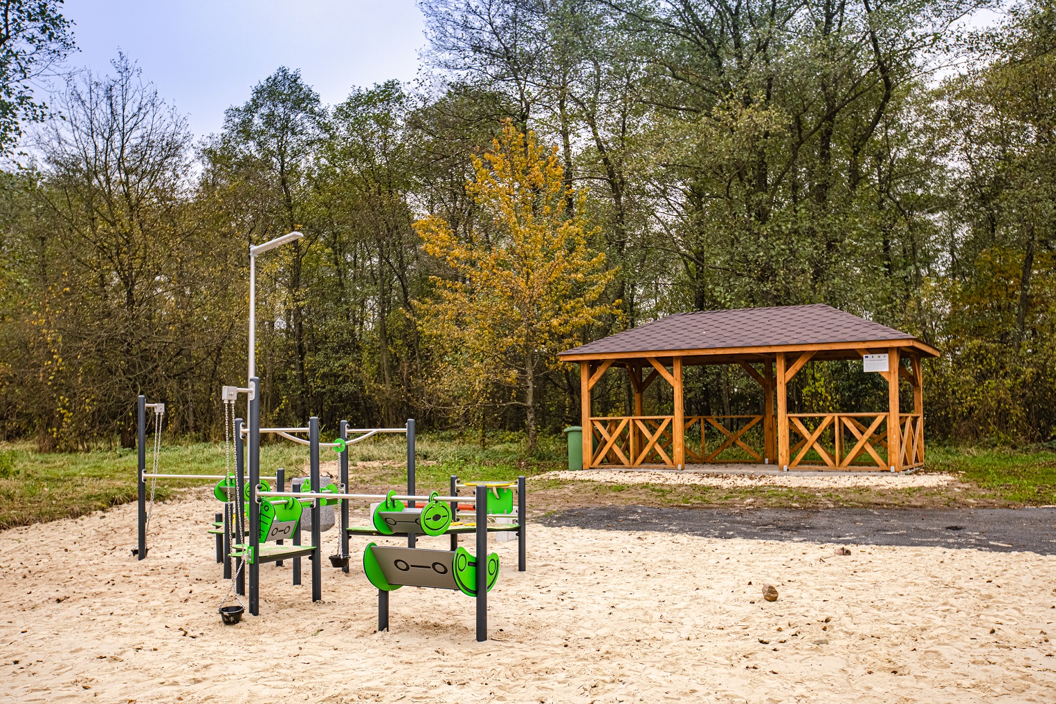 Altana i plac zabaw na przystani w Grotowicach Altana i plac zabaw na przystani w Grotowicach