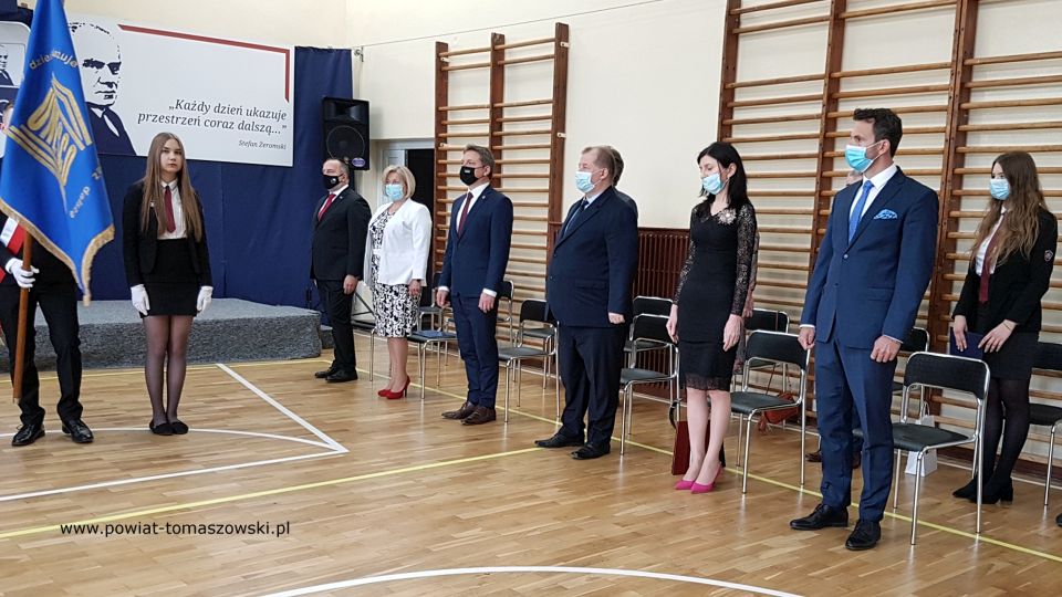 Na zdjęciu: od prawej: Marek Kubiak – członek Zarządu Powiatu Tomaszowskiego, Beata Stańczyk - Wiceprzewodnicząca Rady Miejskiej i Naczelnik Wydziału Oświaty i Sportu Starostwa Powiatowego w Tomaszowie Mazowieckim, Mariusz Węgrzynowski – Starosta Powiatu Tomaszowskiego, Zbigniew Ziemba – Wicemarszałek Województwa Łódzkiego, Anna Rożej – Wicedyrektor II LO w Tomaszowie Mazowieckim, Arkadiusz Broniarek – dyrektor II LO w Tomaszowie Mazowieckim, podczas wręczenia świadectw maturzystom II Liceum w roku szkolnym 2020/2021. Absolwenci z klasy 3 matematyczno-fizycznej przekazują sztandar szkoły swoim młodszym kolegom z klasy 2 e (matematyczno-fizycznej)  