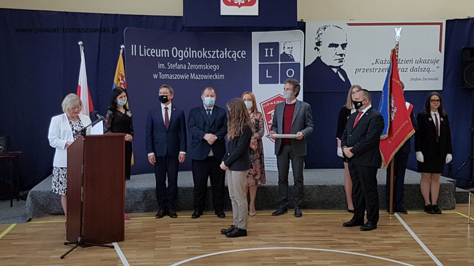 Na zdjęciu: od lewej: Anna Rożej – Wicedyrektor II LO w Tomaszowie Mazowieckim, Beata Stańczyk - Wiceprzewodnicząca Rady Miejskiej i Naczelnik Wydziału Oświaty i Sportu Starostwa Powiatowego w Tomaszowie Mazowieckim, Zbigniew Ziemba – Wicemarszałek Województwa Łódzkiego, Mariusz Węgrzynowski – Starosta Powiatu Tomaszowskiego, Marzena Piotroska-Wąs – nauczyciel II LO, Krzysztof Krajewski – Przewodniczący Rady Rodziców, Arkadiusz Broniarek – dyrektor II LO w Tomaszowie Mazowieckim, z tyłu poczet sztandarowy uczniów II LO z klasy IIe, podczas wręczenia świadectw maturzystom II Liceum w roku szkolnym 2020/2021