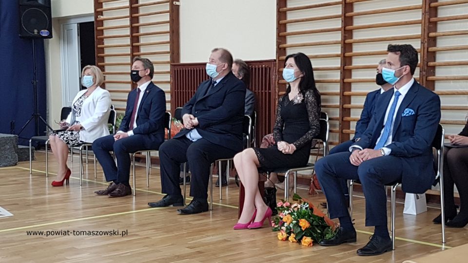 Na zdjęciu: od prawej: Marek Kubiak – członek Zarządu Powiatu Tomaszowskiego, Beata Stańczyk - Wiceprzewodnicząca Rady Miejskiej i Naczelnik Wydziału Oświaty i Sportu Starostwa Powiatowego w Tomaszowie Mazowieckim, Mariusz Węgrzynowski – Starosta Powiatu Tomaszowskiego, Zbigniew Ziemba – Wicemarszałek Województwa Łódzkiego, Anna Rożej – Wicedyrektor II LO w Tomaszowie Mazowieckim, podczas wręczenia świadectw maturzystom II Liceum w roku szkolnym 2020/2021