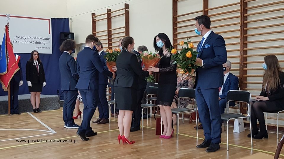 Na zdjęciu: od prawej: Marek Kubiak – członek Zarządu Powiatu Tomaszowskiego, Beata Stańczyk - Wiceprzewodnicząca Rady Miejskiej i Naczelnik Wydziału Oświaty i Sportu Starostwa Powiatowego w Tomaszowie Mazowieckim, Mariusz Węgrzynowski – Starosta Powiatu Tomaszowskiego, Zbigniew Ziemba – Wicemarszałek Województwa Łódzkiego, otrzymują kwiaty od uczniów II LO, podczas wręczenia świadectw maturzystom II Liceum w roku szkolnym 2020/2021
