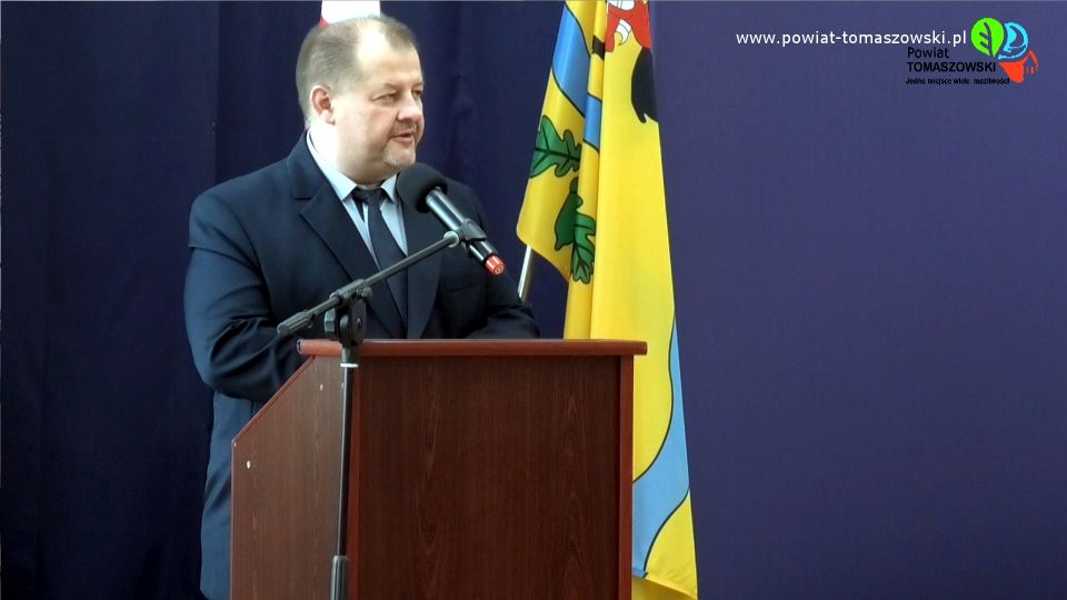 Na zdjęciu: Mariusz Węgrzynowski – Starosta Powiatu Tomaszowskiego, podczas wręczenia świadectw maturzystom II Liceum w roku szkolnym 2020/2021