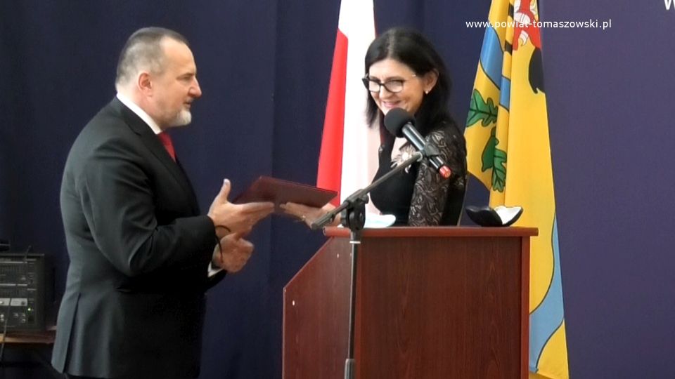 Na zdjęciu: Beata Stańczyk - Wiceprzewodnicząca Rady Miejskiej i Naczelnik Wydziału Oświaty i Sportu Starostwa Powiatowego w Tomaszowie Mazowieckim i Arkadiusz Broniarek – dyrektor II LO w Tomaszowie Mazowieckim, z podczas wręczenia świadectw maturzystom II Liceum w roku szkolnym 2020/2021