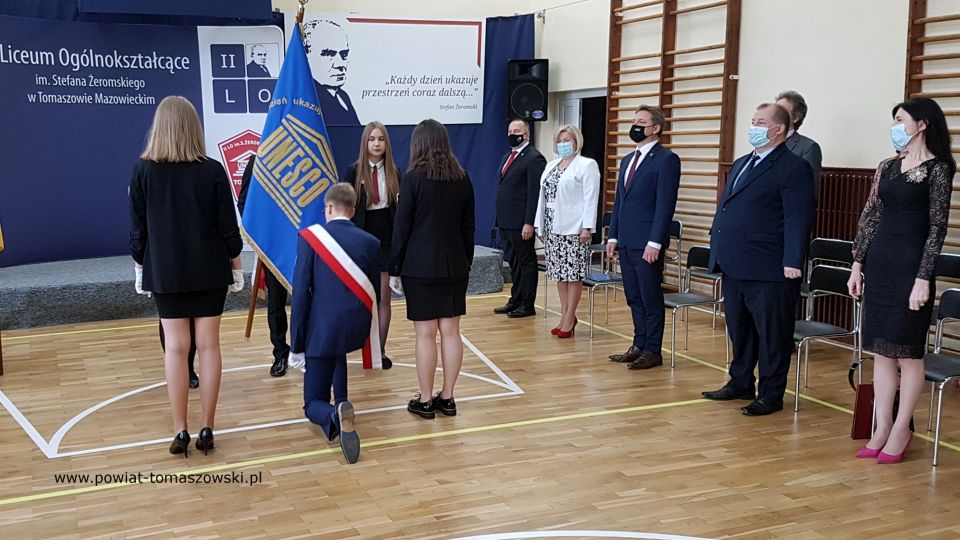 Na zdjęciu: od prawej: Marek Kubiak – członek Zarządu Powiatu Tomaszowskiego, Beata Stańczyk - Wiceprzewodnicząca Rady Miejskiej i Naczelnik Wydziału Oświaty i Sportu Starostwa Powiatowego w Tomaszowie Mazowieckim, Mariusz Węgrzynowski – Starosta Powiatu Tomaszowskiego, Zbigniew Ziemba – Wicemarszałek Województwa Łódzkiego, Anna Rożej – Wicedyrektor II LO w Tomaszowie Mazowieckim, Arkadiusz Broniarek – dyrektor II LO w Tomaszowie Mazowieckim, podczas wręczenia świadectw maturzystom II Liceum w roku szkolnym 2020/2021. Absolwenci z klasy 3 matematyczno-fizycznej przekazują sztandar szkoły swoim młodszym kolegom z klasy 2 e (matematyczno-fizycznej)  
