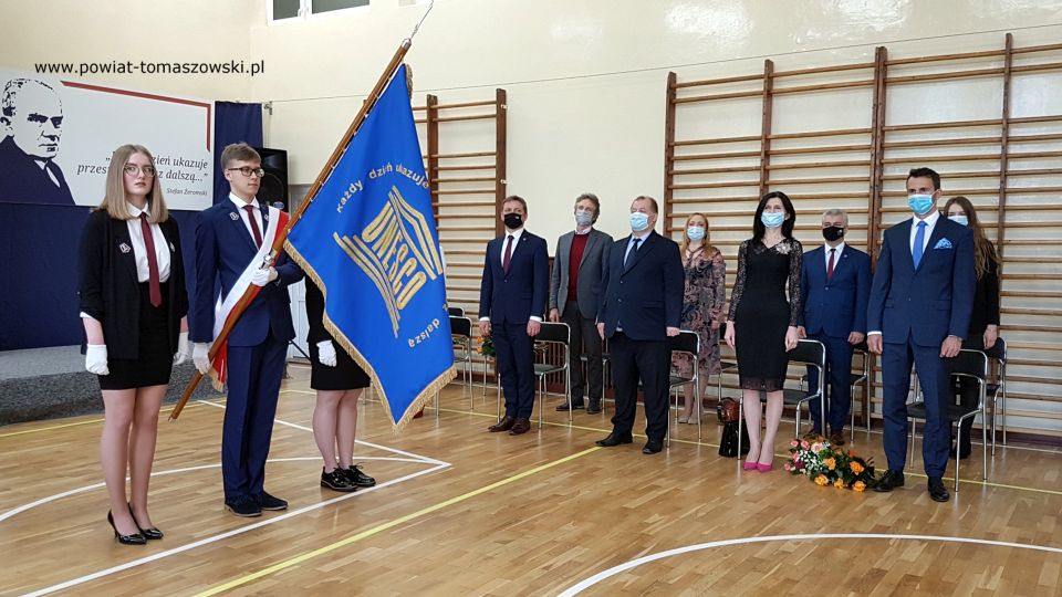 Na zdjęciu: od prawej: Marek Kubiak – członek Zarządu Powiatu Tomaszowskiego, Beata Stańczyk - Wiceprzewodnicząca Rady Miejskiej i Naczelnik Wydziału Oświaty i Sportu Starostwa Powiatowego w Tomaszowie Mazowieckim, Mariusz Węgrzynowski – Starosta Powiatu Tomaszowskiego, Zbigniew Ziemba – Wicemarszałek Województwa Łódzkiego, Anna Rożej – Wicedyrektor II LO w Tomaszowie Mazowieckim, Arkadiusz Broniarek – dyrektor II LO w Tomaszowie Mazowieckim, podczas wręczenia świadectw maturzystom II Liceum w roku szkolnym 2020/2021. Absolwenci z klasy 3 matematyczno-fizycznej przekazują sztandar szkoły swoim młodszym kolegom z klasy 2 e (matematyczno-fizycznej)  
