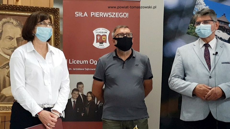Na zdjęciu: od prawej: Leszek Ogórek – Wicestarosta Powiatu Tomaszowskiego, Krzysztof Tarkowski z Wydziału Inwestycji i Środków Pomocowych Starostwa Powiatowego i Ewa Męcina – dyrektor I Liceum Ogólnokształcącego w Tomaszowie Mazowieckim, podczas podpisania umowy z wykonawcą, Firmą TopInstal na wykonanie zadania „Modernizacja instalacji grzewczej w I Liceum Ogólnokształcącym w Tomaszowie Mazowieckim”