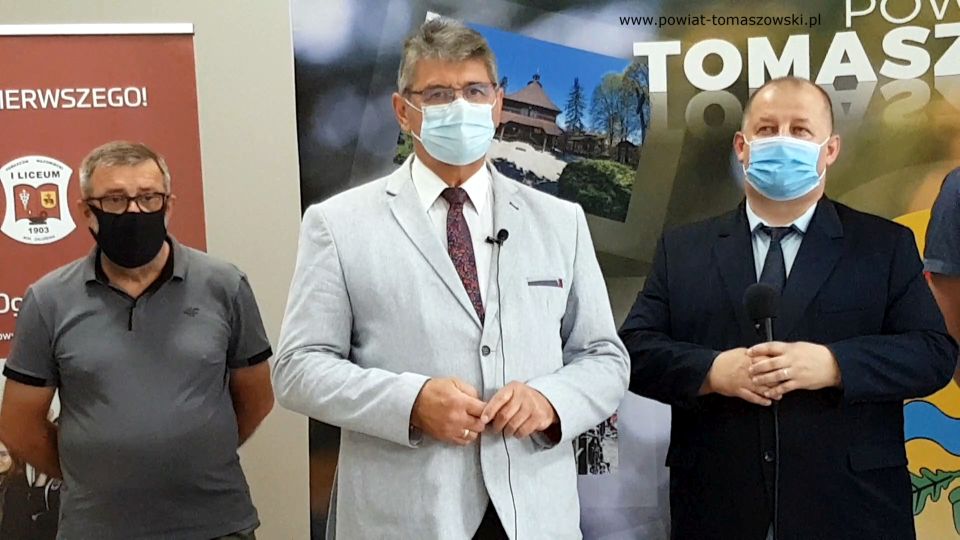 Na zdjęciu: od prawej: Mariusz Węgrzynowski – Starosta Powiatu Tomaszowskiego, Leszek Ogórek – Wicestarosta Powiatu Tomaszowskiego, Krzysztof Tarkowski z Wydziału Inwestycji i Środków Pomocowych Starostwa Powiatowego, podczas podpisania umowy z wykonawcą, Firmą TopInstal na wykonanie zadania „Modernizacja instalacji grzewczej w I Liceum Ogólnokształcącym w Tomaszowie Mazowieckim”