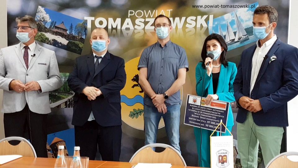 Na zdjęciu: od prawej: Marek Kubiak – członek Zarządu Powiatu Tomaszowskiego, Beata Stańczyk – Wiceprzewodnicząca Rady Miejskiej i naczelnik Wydziału Oświaty i Sportu Starostwa Powiatowego, Mariusz Wiśniewski – właściciel Firmy TopInstal, Mariusz Węgrzynowski – Starosta Powiatu Tomaszowskiego, Leszek Ogórek – Wicestarosta Powiatu Tomaszowskiego, podczas podpisania umowy z wykonawcą, Firmą TopInstal na wykonanie zadania „Modernizacja instalacji grzewczej w I Liceum Ogólnokształcącym w Tomaszowie Mazowieckim”