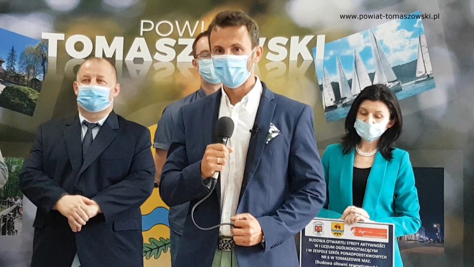 Na zdjęciu: od prawej: Beata Stańczyk – Wiceprzewodnicząca Rady Miejskiej i naczelnik Wydziału Oświaty i Sportu Starostwa Powiatowego, Marek Kubiak – członek Zarządu Powiatu Tomaszowskiego, Mariusz Wiśniewski – właściciel Firmy TopInstal, Mariusz Węgrzynowski – Starosta Powiatu Tomaszowskiego, podczas podpisania umowy z wykonawcą, Firmą TopInstal na wykonanie zadania „Modernizacja instalacji grzewczej w I Liceum Ogólnokształcącym w Tomaszowie Mazowieckim”