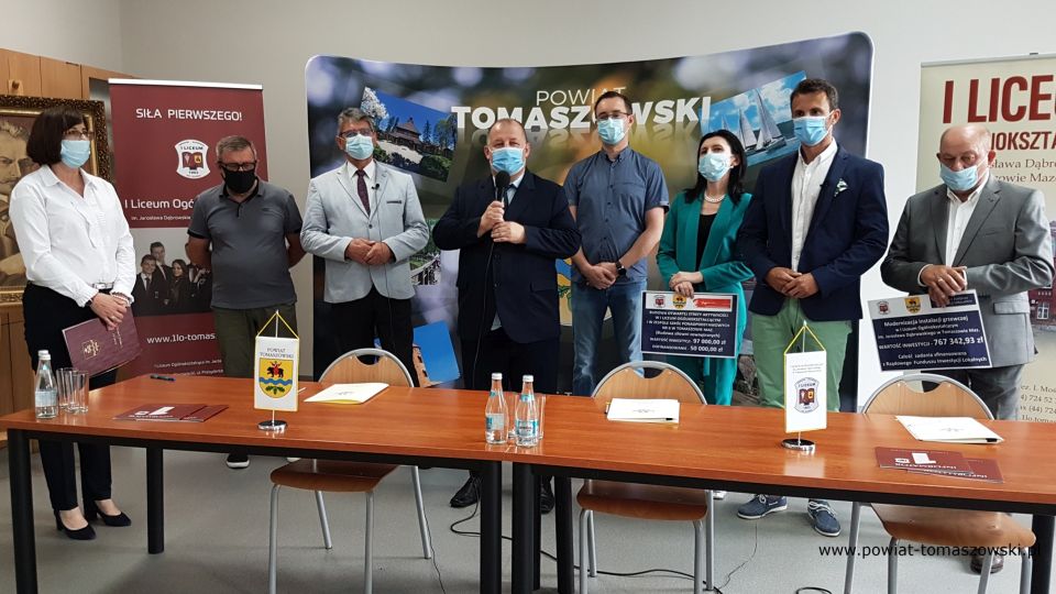 Na zdjęciu: od prawej: Leon Karwat – Przewodnicząc Komisji Edukacji, Kultury i Sportu Rady Powiatu Tomaszowskiego, Marek Kubiak – członek Zarządu Powiatu Tomaszowskiego, Beata Stańczyk – Wiceprzewodnicząca Rady Miejskiej i naczelnik Wydziału Oświaty i Sportu Starostwa Powiatowego, Mariusz Wiśniewski – właściciel Firmy TopInstal, Mariusz Węgrzynowski – Starosta Powiatu Tomaszowskiego, Leszek Ogórek – Wicestarosta Powiatu Tomaszowskiego, Krzysztof Tarkowski z Wydziału Inwestycji i Środków Pomocowych Starostwa Powiatowego i Ewa Męcina – dyrektor I Liceum Ogólnokształcącego w Tomaszowie Mazowieckim, podczas podpisania umowy z wykonawcą, Firmą TopInstal na wykonanie zadania „Modernizacja instalacji grzewczej w I Liceum Ogólnokształcącym w Tomaszowie Mazowieckim”