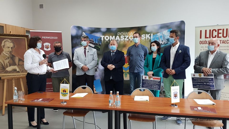 Na zdjęciu: od prawej: Leon Karwat – Przewodnicząc Komisji Edukacji, Kultury i Sportu Rady Powiatu Tomaszowskiego, Marek Kubiak – członek Zarządu Powiatu Tomaszowskiego, Beata Stańczyk – Wiceprzewodnicząca Rady Miejskiej i naczelnik Wydziału Oświaty i Sportu Starostwa Powiatowego, Mariusz Wiśniewski – właściciel Firmy TopInstal, Mariusz Węgrzynowski – Starosta Powiatu Tomaszowskiego, Leszek Ogórek – Wicestarosta Powiatu Tomaszowskiego, Krzysztof Tarkowski z Wydziału Inwestycji i Środków Pomocowych Starostwa Powiatowego i Ewa Męcina – dyrektor I Liceum Ogólnokształcącego w Tomaszowie Mazowieckim, podczas podpisania umowy z wykonawcą, Firmą TopInstal na wykonanie zadania „Modernizacja instalacji grzewczej w I Liceum Ogólnokształcącym w Tomaszowie Mazowieckim”