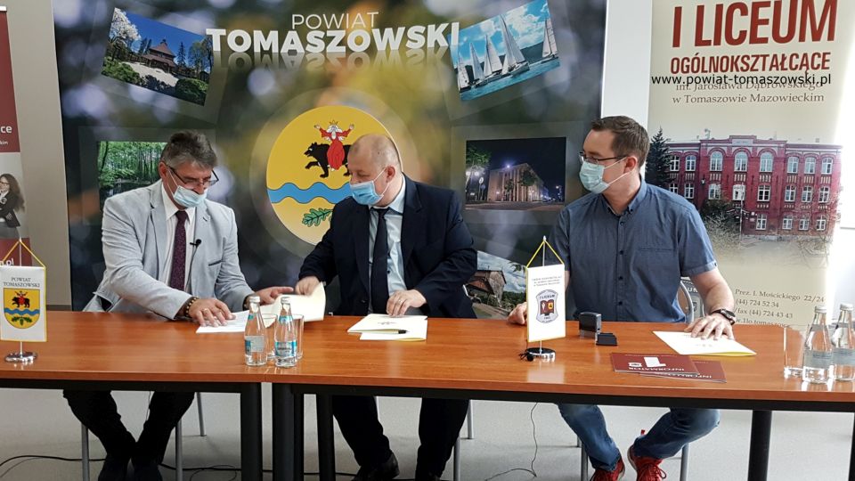 Na zdjęciu: od prawej: Mariusz Wiśniewski – właściciel Firmy TopInstal, Mariusz Węgrzynowski – Starosta Powiatu Tomaszowskiego, Leszek Ogórek – Wicestarosta Powiatu Tomaszowskiego, podczas podpisania umowy z wykonawcą, Firmą TopInstal na wykonanie zadania „Modernizacja instalacji grzewczej w I Liceum Ogólnokształcącym w Tomaszowie Mazowieckim”
