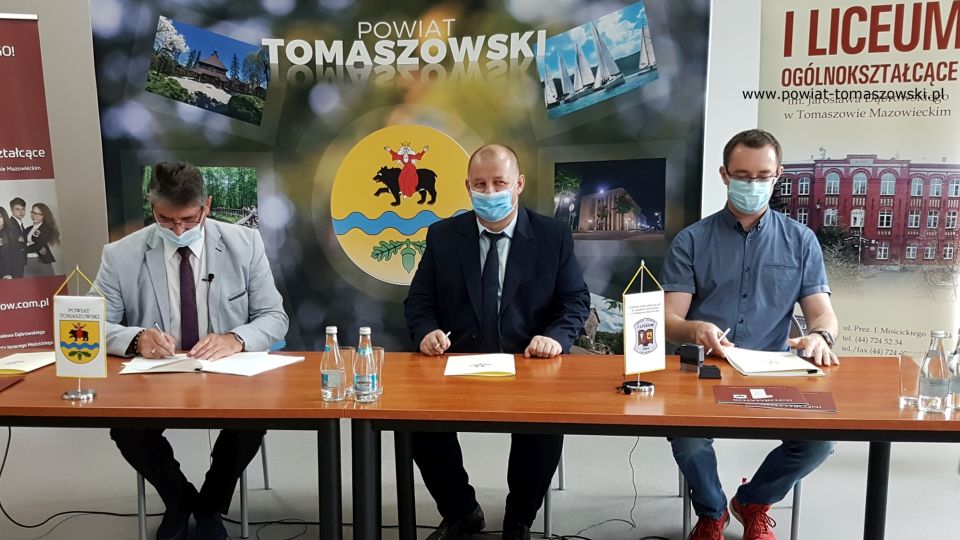 Na zdjęciu: od prawej: Mariusz Wiśniewski – właściciel Firmy TopInstal, Mariusz Węgrzynowski – Starosta Powiatu Tomaszowskiego, Leszek Ogórek – Wicestarosta Powiatu Tomaszowskiego, podczas podpisania umowy z wykonawcą, Firmą TopInstal na wykonanie zadania „Modernizacja instalacji grzewczej w I Liceum Ogólnokształcącym w Tomaszowie Mazowieckim”