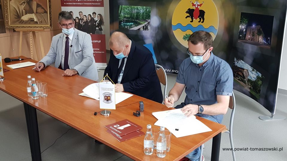 Na zdjęciu: od prawej: Mariusz Wiśniewski – właściciel Firmy TopInstal, Mariusz Węgrzynowski – Starosta Powiatu Tomaszowskiego, Leszek Ogórek – Wicestarosta Powiatu Tomaszowskiego, podczas podpisania umowy z wykonawcą, Firmą TopInstal na wykonanie zadania „Modernizacja instalacji grzewczej w I Liceum Ogólnokształcącym w Tomaszowie Mazowieckim”