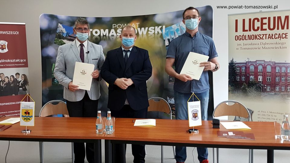 Na zdjęciu: od prawej: Mariusz Wiśniewski – właściciel Firmy TopInstal, Mariusz Węgrzynowski – Starosta Powiatu Tomaszowskiego, Leszek Ogórek – Wicestarosta Powiatu Tomaszowskiego, podczas podpisania umowy z wykonawcą, Firmą TopInstal na wykonanie zadania „Modernizacja instalacji grzewczej w I Liceum Ogólnokształcącym w Tomaszowie Mazowieckim”