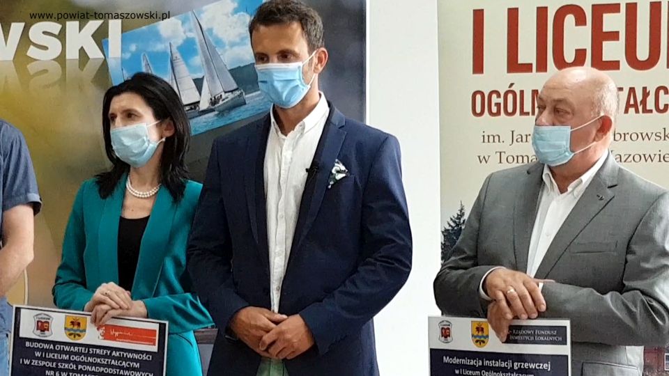 Na zdjęciu: od prawej: Leon Karwat – Przewodnicząc Komisji Edukacji, Kultury i Sportu Rady Powiatu Tomaszowskiego, Marek Kubiak – członek Zarządu Powiatu Tomaszowskiego, Beata Stańczyk – Wiceprzewodnicząca Rady Miejskiej i naczelnik Wydziału Oświaty i Sportu Starostwa Powiatowego, podczas podpisania umowy z wykonawcą, Firmą TopInstal na wykonanie zadania „Modernizacja instalacji grzewczej w I Liceum Ogólnokształcącym w Tomaszowie Mazowieckim”