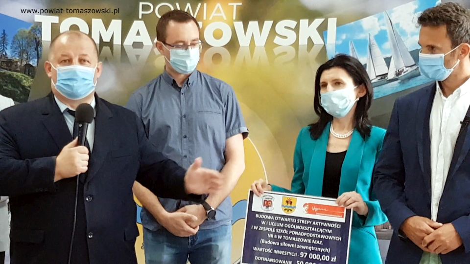 Na zdjęciu: od prawej: Marek Kubiak – członek Zarządu Powiatu Tomaszowskiego, Beata Stańczyk – Wiceprzewodnicząca Rady Miejskiej i naczelnik Wydziału Oświaty i Sportu Starostwa Powiatowego, Mariusz Wiśniewski – właściciel Firmy TopInstal, Mariusz Węgrzynowski – Starosta Powiatu Tomaszowskiego, podczas podpisania umowy z wykonawcą, Firmą TopInstal na wykonanie zadania „Modernizacja instalacji grzewczej w I Liceum Ogólnokształcącym w Tomaszowie Mazowieckim”