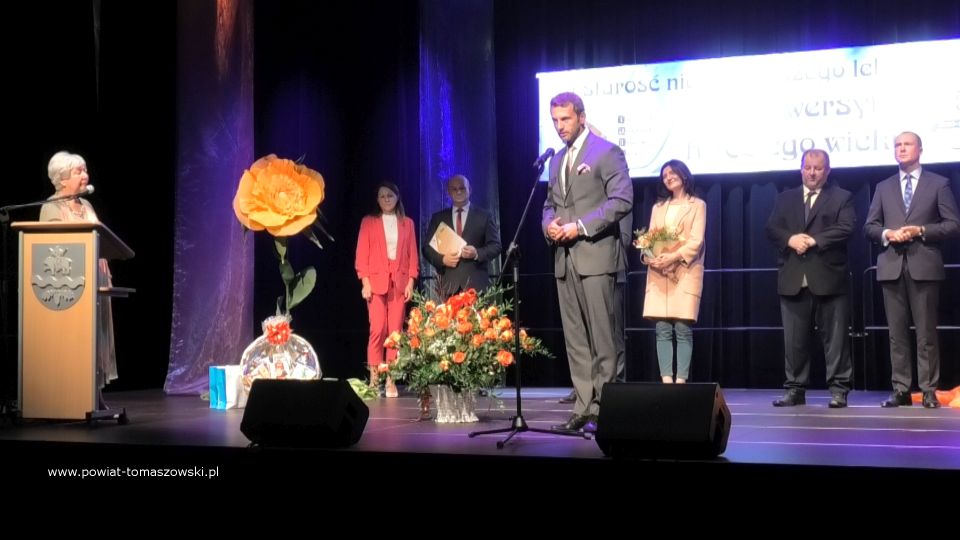 Na zdjęciu: zdjęcie z obchodów jubileuszu 15-lecia działalności Tomaszowskiego Uniwersytetu Trzeciego Wieku