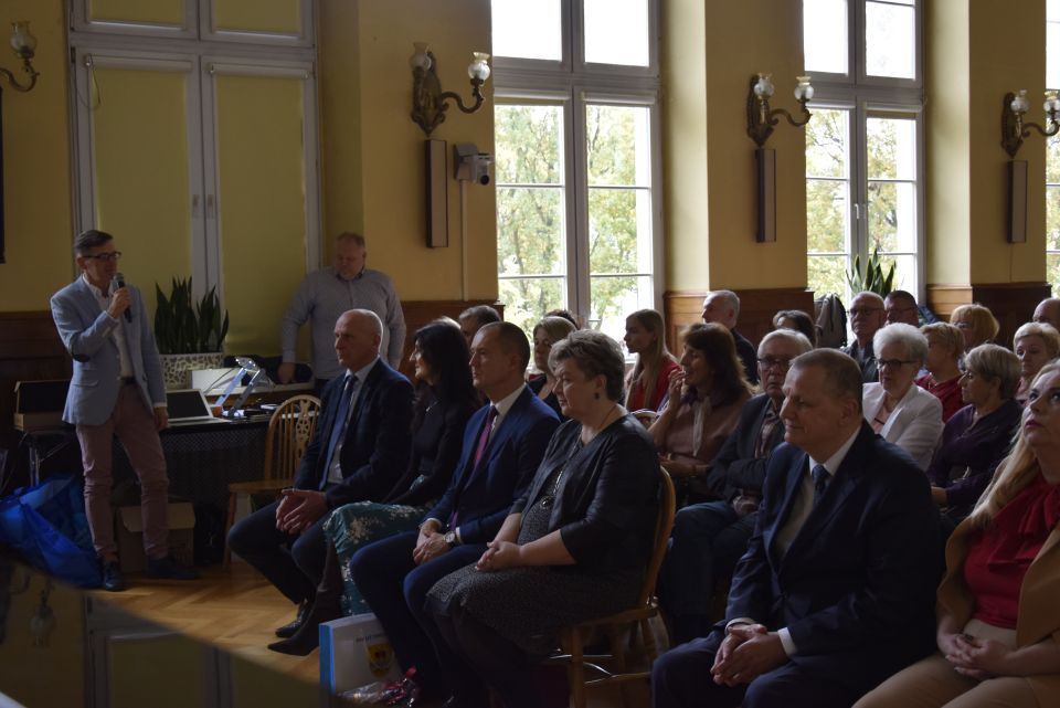  Zdjęcie z uroczystości 70-lecia Koła Polskiego Związku Niewidomych w Tomaszowie Mazowieckim, która odbyła się 21 października 2022 roku