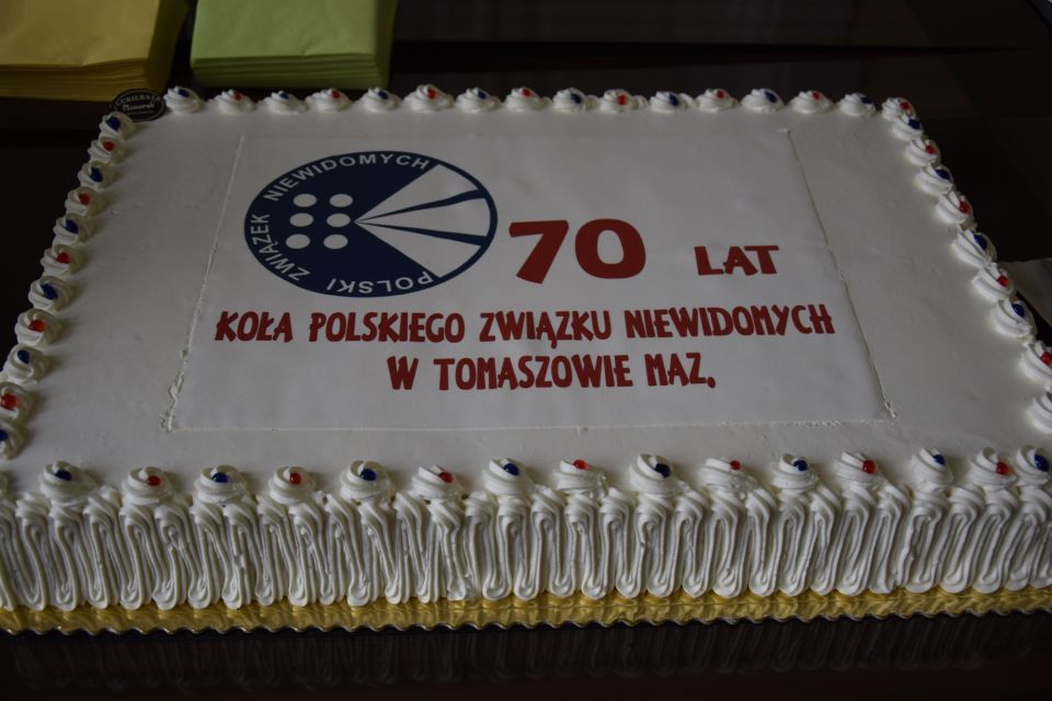  Zdjęcie z uroczystości 70-lecia Koła Polskiego Związku Niewidomych w Tomaszowie Mazowieckim, która odbyła się 21 października 2022 roku