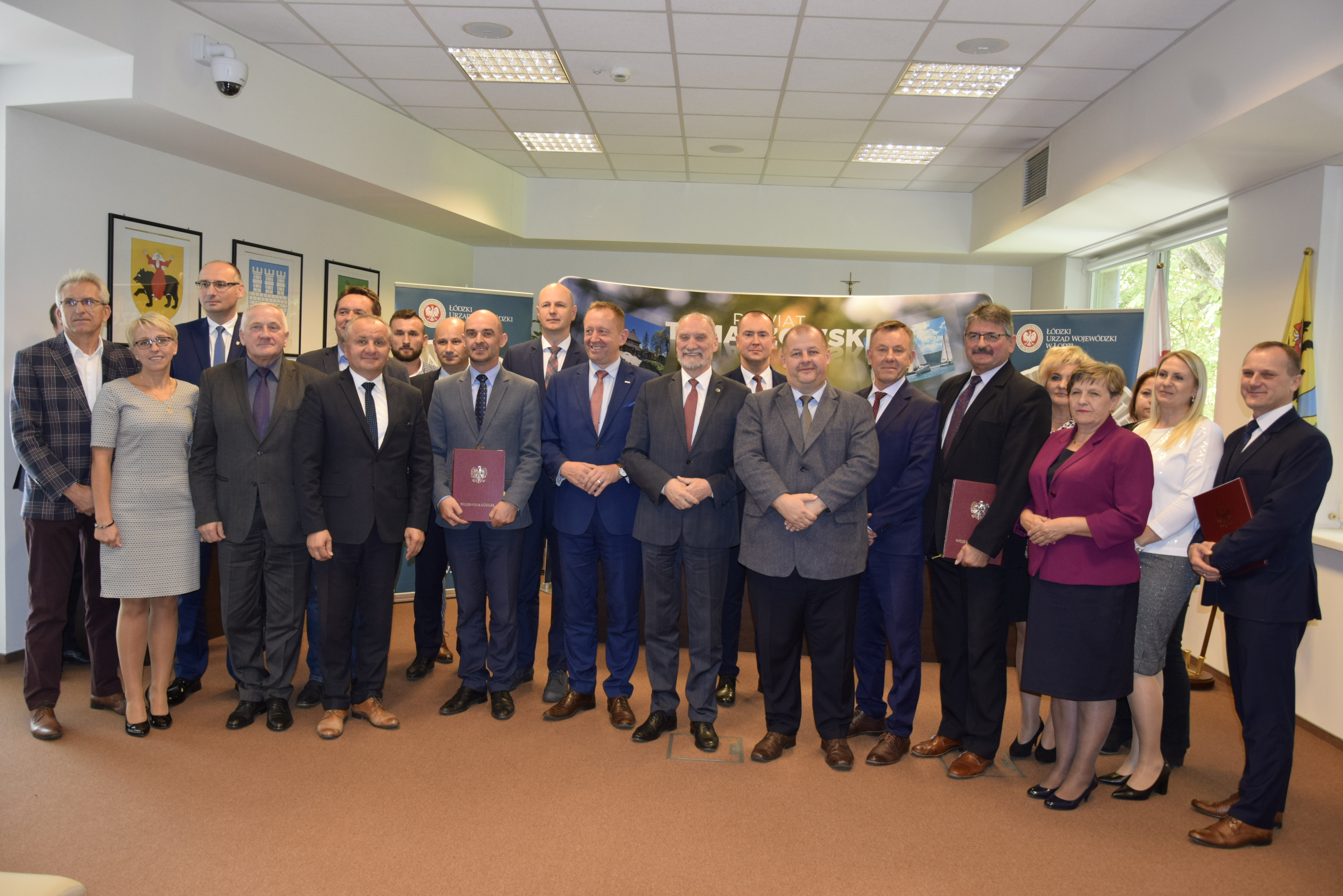 Podpisano umowy na dofinansowanie dróg w powicie tomaszowskim z Funduszu Dróg Samorządowych