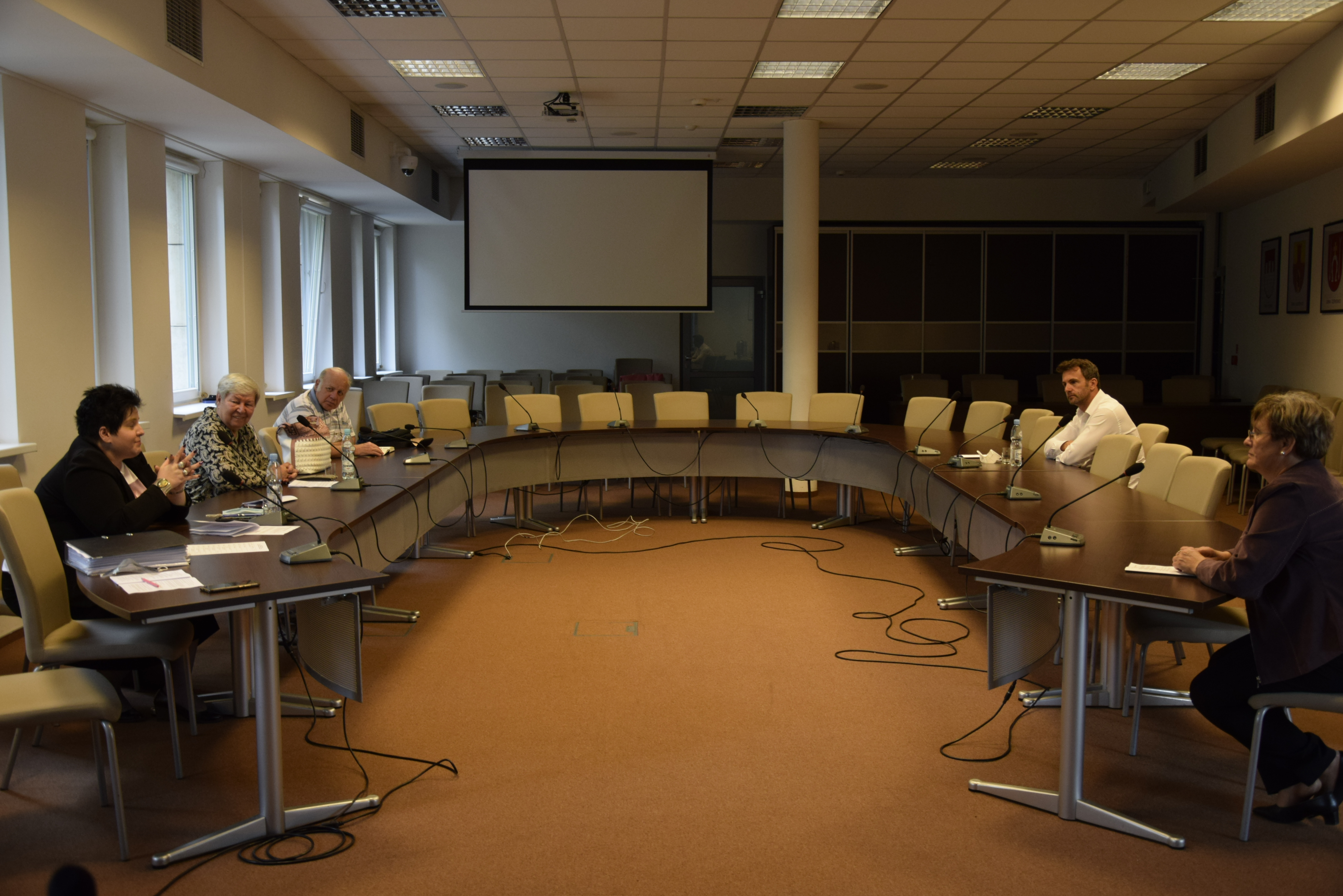 Posiedzenie Powiatowej Rady Działalności Pożytku Publicznego w Tomaszowie Mazowieckim w sali konferencyjnej Starostwa Powiatowego. Na zdjęciu od lewej siedzą członkowie Rady: Renata Kasiewicz, Krystyna Wilk, Jan Woicki, Marek Kubiak, Elżbieta Łojszczyk