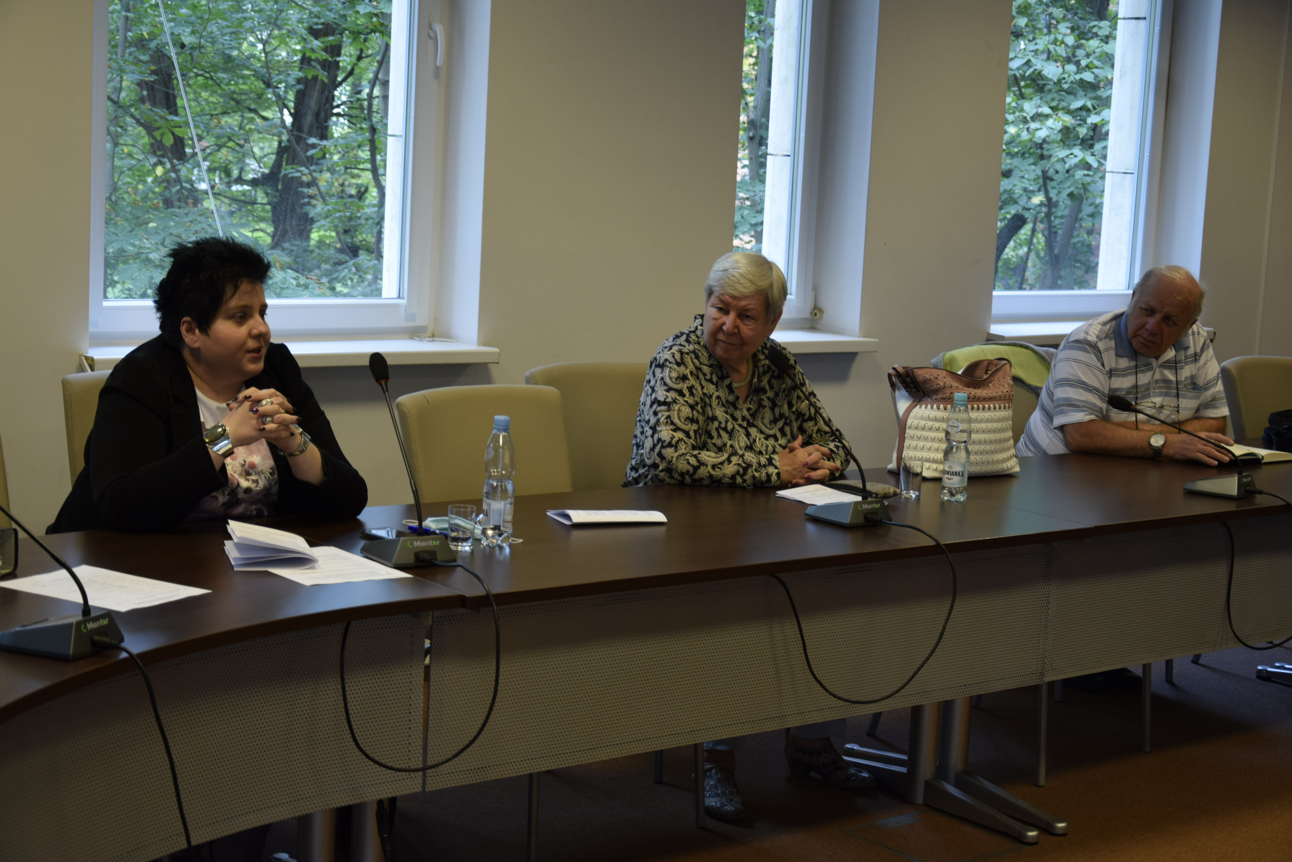 Posiedzenie Powiatowej Rady Działalności Pożytku Publicznego w Tomaszowie Mazowieckim w sali konferencyjnej Starostwa Powiatowego. Na zdjęciu od lewej siedzą członkowie Rady: Renata Kasiewicz, Krystyna Wilk, Jan Woicki. Głos zabiera Przewodnicząca Rady Renata Kasiewicz