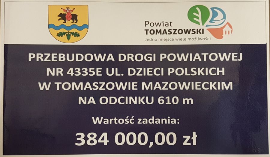 Na zdjęciu: baner zadania pod nazwą „Przebudowa drogi powiatowej Nr 4335E ul. Dzieci Polskich w Tomaszowie Mazowieckim na odcinku 610m” – wartość zadania 384 000 złotych