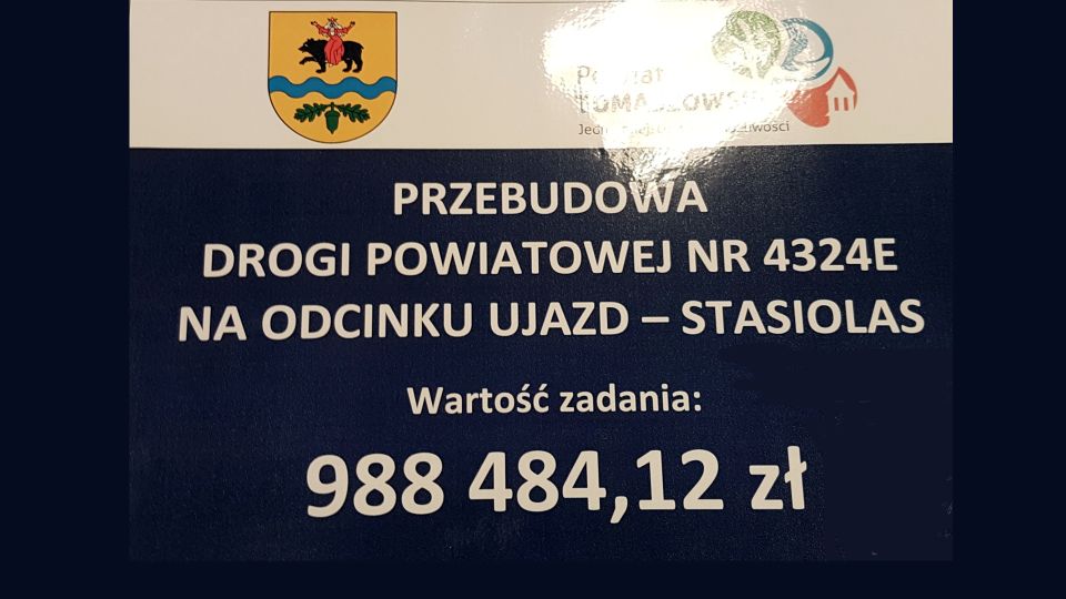 Na zdjęciu: baner "Przebudowa drogi powiatowej 4324E na odcinku Ujazd - Stasiolas". Wartość zadania 988 484,12 zł. 