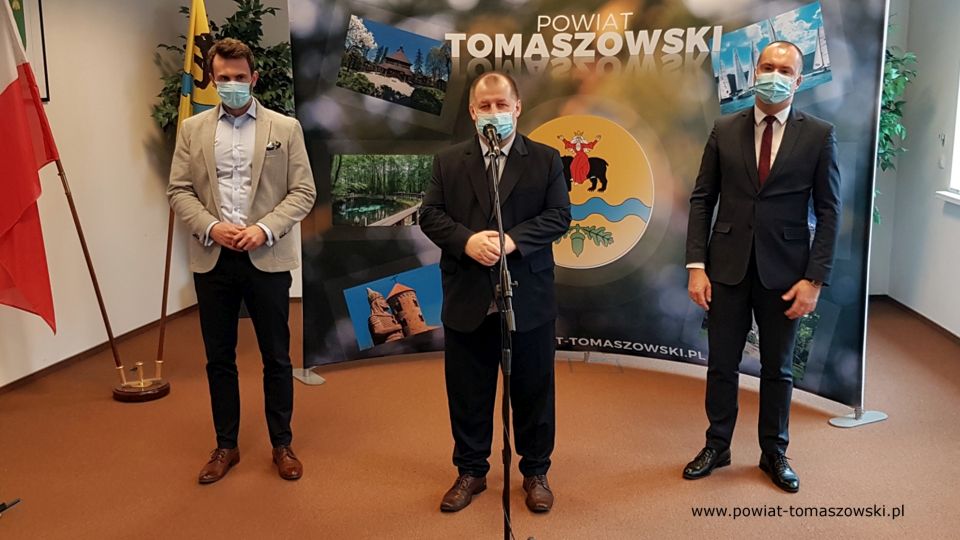 Na zdjęciu: od lewej: Marek Kubiak – członek Zarządu Powiatu Tomaszowskiego, Mariusz Węgrzynowski – Starosta Powiatu Tomaszowskiego, Michał Czechowicz – członek Zarządu Powiatu Tomaszowskiego, podczas briefingu prasowego, dotyczącego środków dla PCPR pozyskanych z PFRON oraz przeniesienia pacjentów Zakładu Opiekuńczo-Leczniczego przy ul. Niskiej. Na zdjęciu: od lewej: Marek Kubiak – członek Zarządu Powiatu Tomaszowskiego, Mariusz Węgrzynowski – Starosta Powiatu Tomaszowskiego, Michał Czechowicz – członek Zarządu Powiatu Tomaszowskiego, podczas briefingu prasowego, dotyczącego środków dla PCPR pozyskanych z PFRON oraz przeniesienia pacjentów Zakładu Opiekuńczo-Leczniczego przy ul. Niskiej.