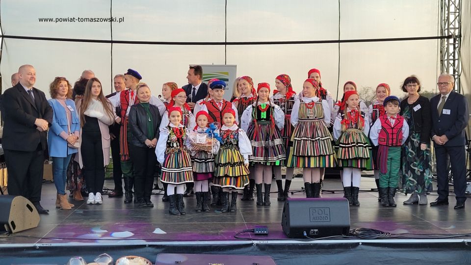 Na zdjęciu: zdjęcie z obchodów 10-lecia Gminnego Zespołu Dziecięcego „Cekinki”, które odbyło się w Brzustowie 2 października 2021 roku