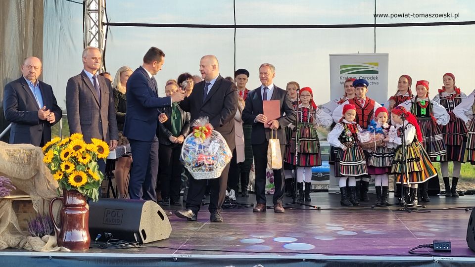Na zdjęciu: zdjęcie z obchodów 10-lecia Gminnego Zespołu Dziecięcego „Cekinki”, które odbyło się w Brzustowie 2 października 2021 roku