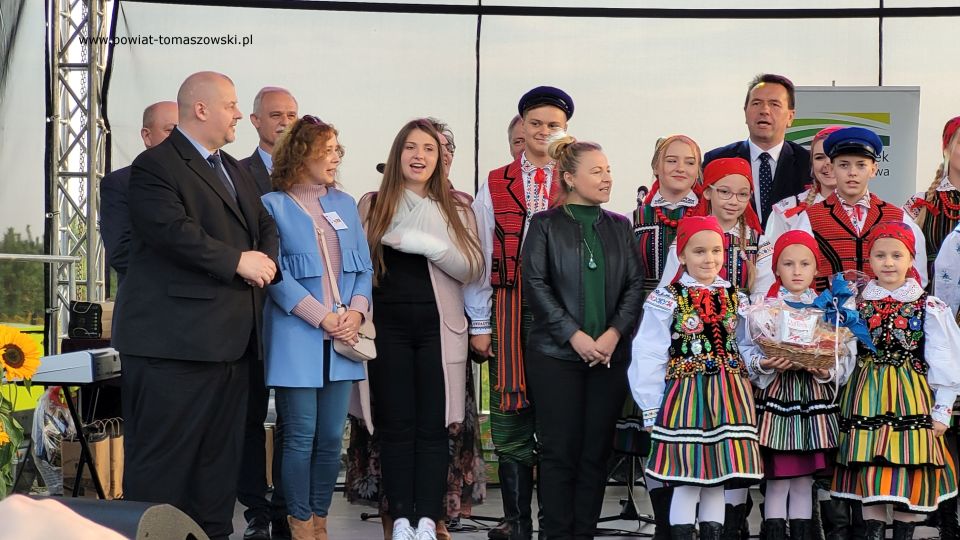 Na zdjęciu: zdjęcie z obchodów 10-lecia Gminnego Zespołu Dziecięcego „Cekinki”, które odbyło się w Brzustowie 2 października 2021 roku
