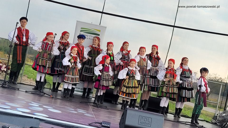 Na zdjęciu: zdjęcie z obchodów 10-lecia Gminnego Zespołu Dziecięcego „Cekinki”, które odbyło się w Brzustowie 2 października 2021 roku