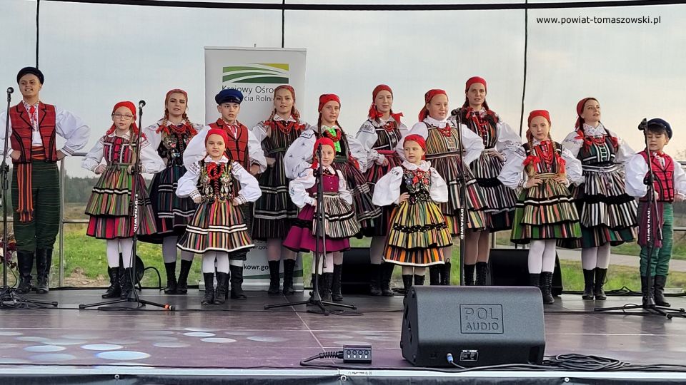 Na zdjęciu: zdjęcie z obchodów 10-lecia Gminnego Zespołu Dziecięcego „Cekinki”, które odbyło się w Brzustowie 2 października 2021 roku