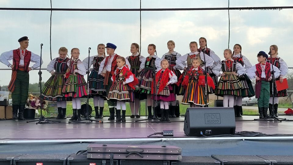 Na zdjęciu: zdjęcie z obchodów 10-lecia Gminnego Zespołu Dziecięcego „Cekinki”, które odbyło się w Brzustowie 2 października 2021 roku