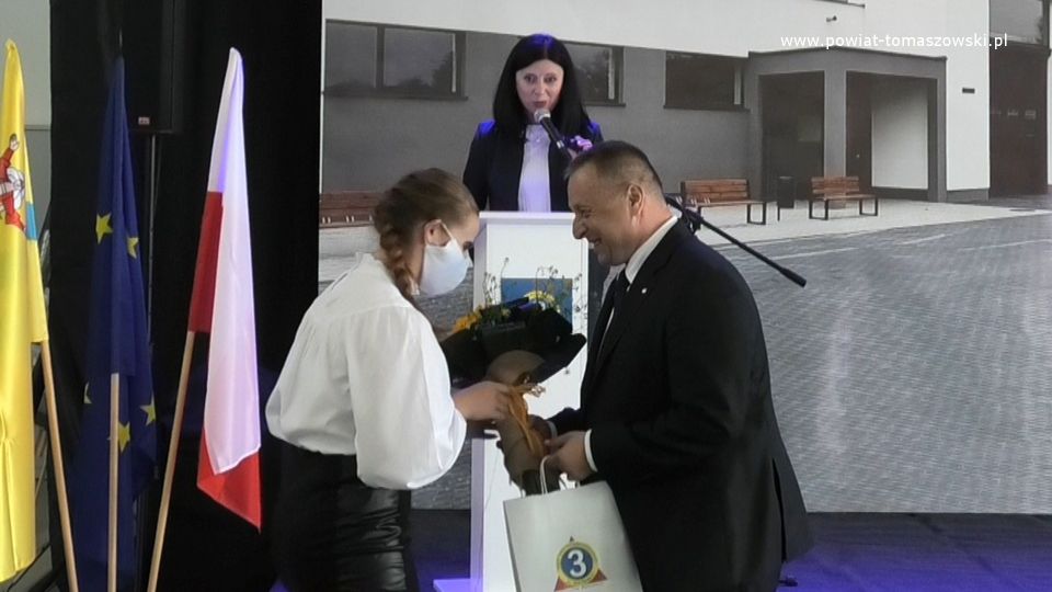 Na zdjęciu: zdjęcie z uroczystego otwarcia Centrum Kształcenia Zawodowego przy Zespole Szkół Ponadpodstawowych im. Jana Pawła II w Tomaszowie Mazowieckim, z udziałem Premiera Mateusza Morawieckiego, które odbyło się 7 czerwca 2021 roku
