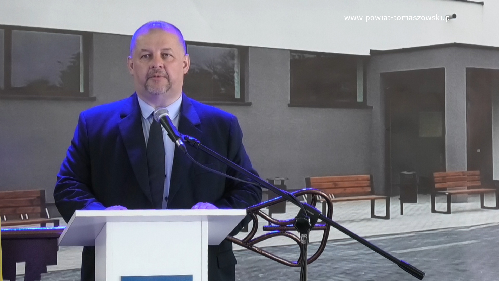 Na zdjęciu: Mariusz Węgrzynowski – Starosta Powiatu Tomaszowskiego, podczas uroczystego otwarcia Centrum Kształcenia Zawodowego przy Zespole Szkół Ponadpodstawowych im. Jana Pawła II w Tomaszowie Mazowieckim, z udziałem Premiera Mateusza Morawieckiego, które odbyło się 7 czerwca 2021 roku