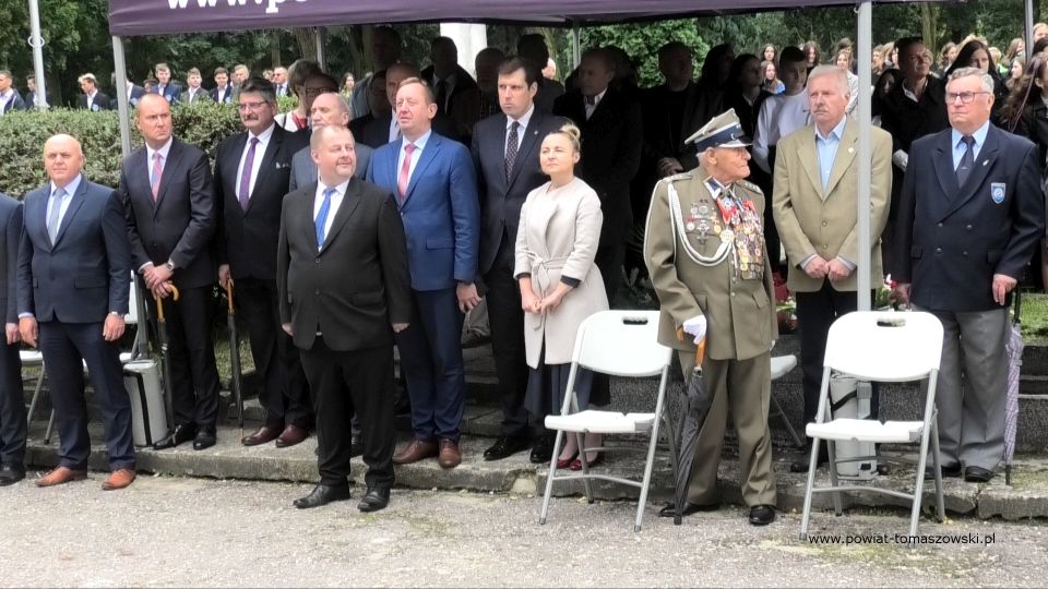 Na zdjęciu: zdjęcie z uroczystości na Cmentarzu Wojennym w Tomaszowie Mazowieckim, w 82. rocznicę wybuchu II wojny światowej i walk o Tomaszów Mazowiecki, które odbyły się 1 września 2021 roku