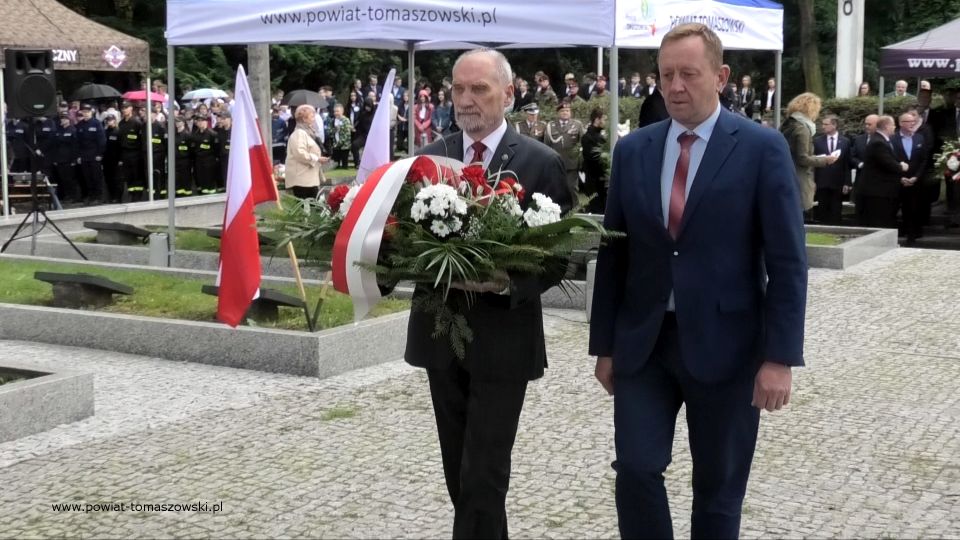 Na zdjęciu: zdjęcie z uroczystości na Cmentarzu Wojennym w Tomaszowie Mazowieckim, w 82. rocznicę wybuchu II wojny światowej i walk o Tomaszów Mazowiecki, które odbyły się 1 września 2021 roku