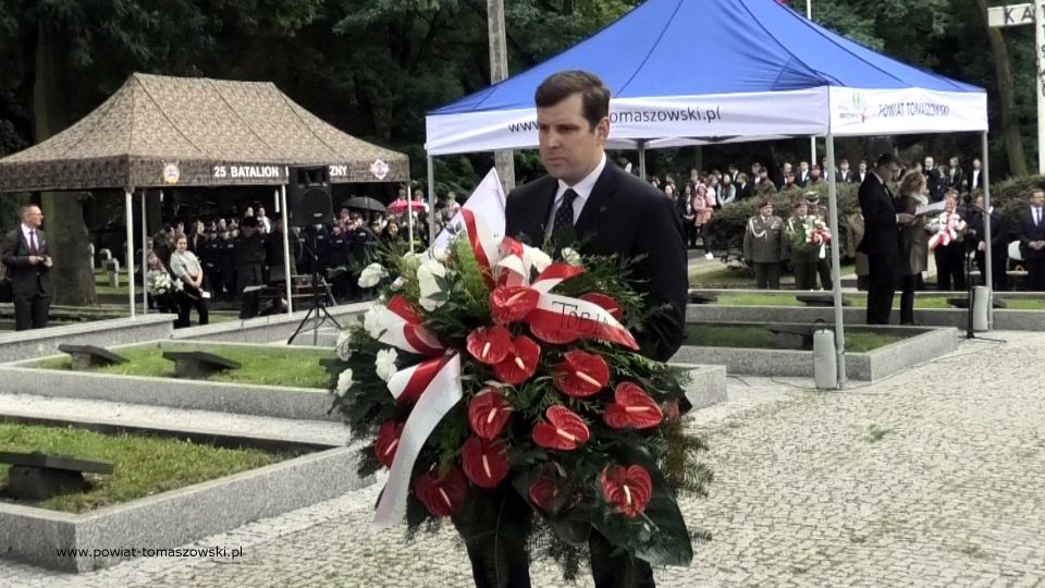 Na zdjęciu: zdjęcie z uroczystości na Cmentarzu Wojennym w Tomaszowie Mazowieckim, w 82. rocznicę wybuchu II wojny światowej i walk o Tomaszów Mazowiecki, które odbyły się 1 września 2021 roku