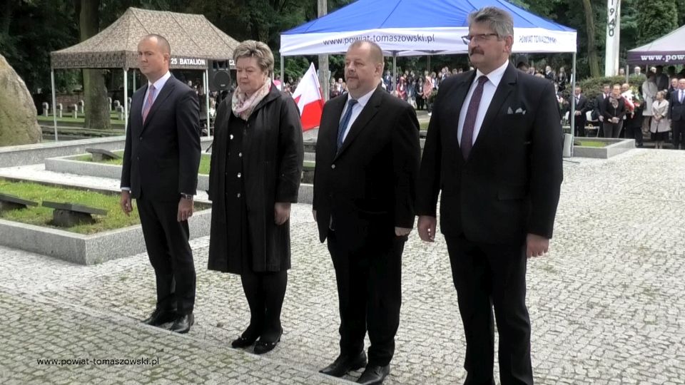 Na zdjęciu: zdjęcie z uroczystości na Cmentarzu Wojennym w Tomaszowie Mazowieckim, w 82. rocznicę wybuchu II wojny światowej i walk o Tomaszów Mazowiecki, które odbyły się 1 września 2021 roku