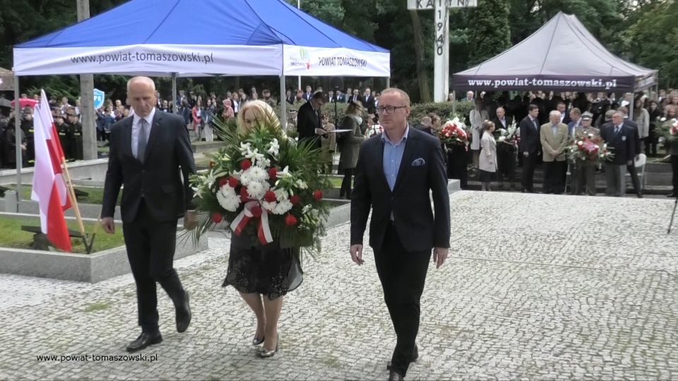 Na zdjęciu: zdjęcie z uroczystości na Cmentarzu Wojennym w Tomaszowie Mazowieckim, w 82. rocznicę wybuchu II wojny światowej i walk o Tomaszów Mazowiecki, które odbyły się 1 września 2021 roku