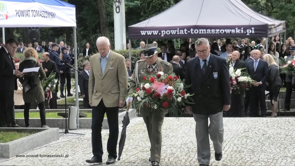 Na zdjęciu: zdjęcie z uroczystości na Cmentarzu Wojennym w Tomaszowie Mazowieckim, w 82. rocznicę wybuchu II wojny światowej i walk o Tomaszów Mazowiecki, które odbyły się 1 września 2021 roku